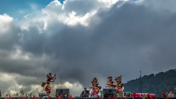 Traditionele Balinese dansen in de bergen op de achtergrond van wolken. 4 k Timelapse - Bali, Indonesië, juni 2016. — Stockvideo