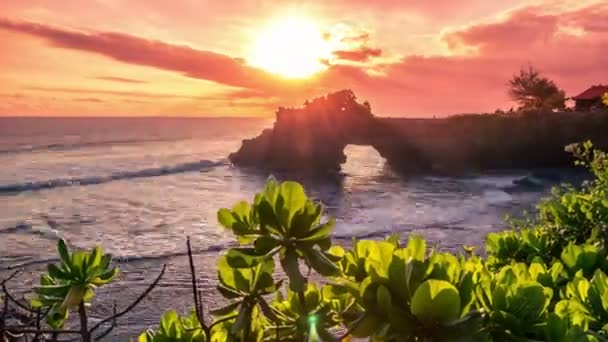 Coucher de soleil dans l'océan sur fond du temple de Batu Bolong. 4K Timelapse - Bali, Indonésie, juin 2016 . — Video