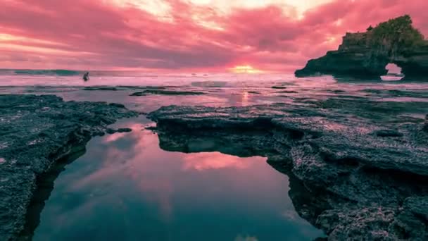 Solnedgång vid havets strand klippor med hål fyllda med havsvatten. 4 k Timelapse - Bali, Indonesien, juni 2016. — Stockvideo