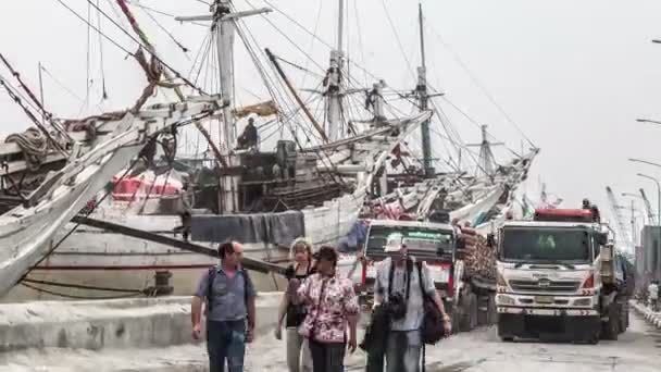 Scarico di materiali da costruzione nel vecchio porto di Jakarta. 4K Timelapse - Jakarta, Java, Indonesia, giugno 2016 . — Video Stock