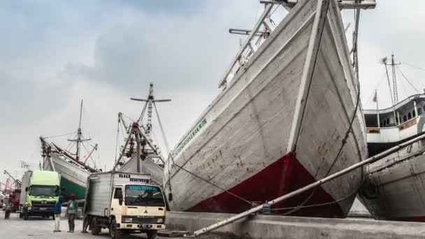 Старые грузовые суда в старом порту Джакарты. 4K Timelapse - Джакарта, Ява, Индонезия, июнь 2016 . — стоковое видео