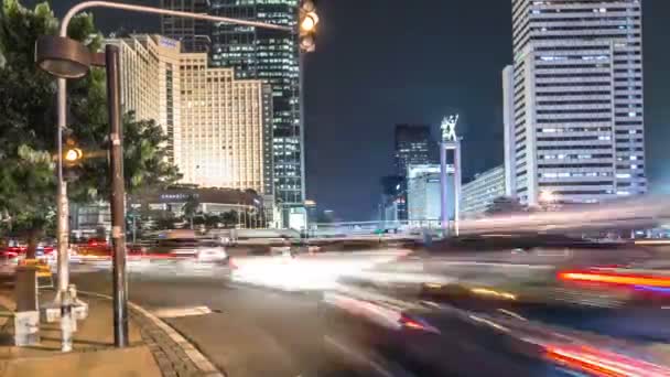 Длительное воздействие движения вокруг площади Индонезии в Джакарте ночью. 4K Timelapse - Джакарта, Ява, Индонезия, июнь 2016 . — стоковое видео