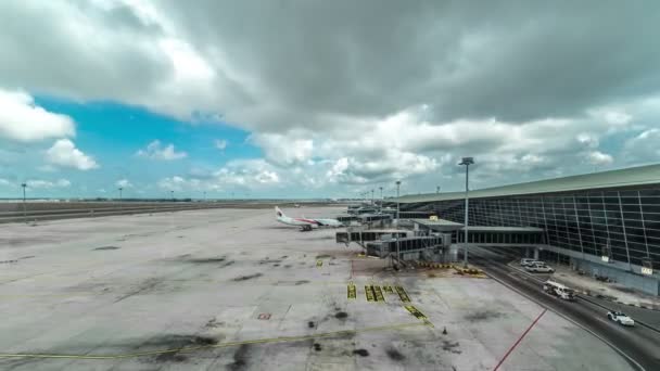 쿠알라룸푸르 국제 공항-Klia에서 탑승 준비 하는 비행기. 4 k Timelapse-쿠알라룸푸르, 말레이시아, 6 월 2016. — 비디오