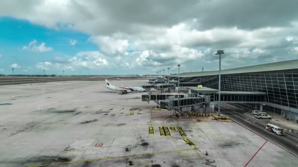 Kuala Lumpur internasjonale lufthavn, bakkemannskap som betjener flyet før avgang. 4K Timelapse - Kuala Lumpur, Malaysia, juni 2016 . – stockvideo