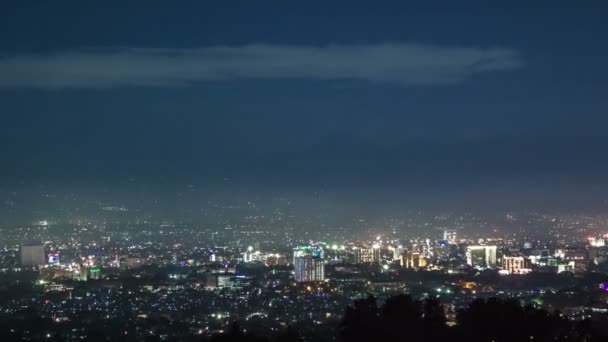 Gece şehir havadan görünümü ve dağlarda yıldırım ufukta. 4 k Timelapse - Bandung, West Java, Endonezya, Haziran 2016. — Stok video