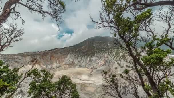 Tangkuban Perahu, a cratera vulcânica em Lembang, oeste de Bandung, Indonésia. 4K Timelapse - Java, Indonésia, junho de 2016 . — Vídeo de Stock