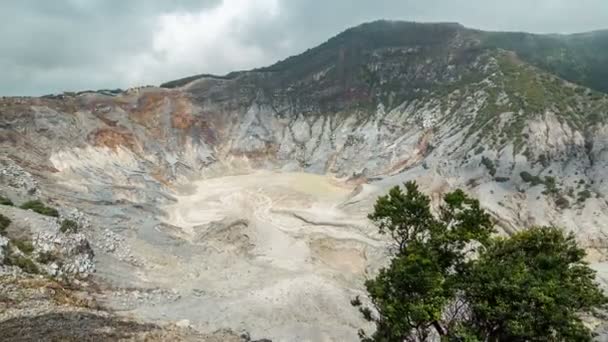 Una vista panorámica de Tangkuban Perahu que es el cráter volcánico más grande. 4K Timelapse - Java, Indonesia, junio de 2016 . — Vídeos de Stock