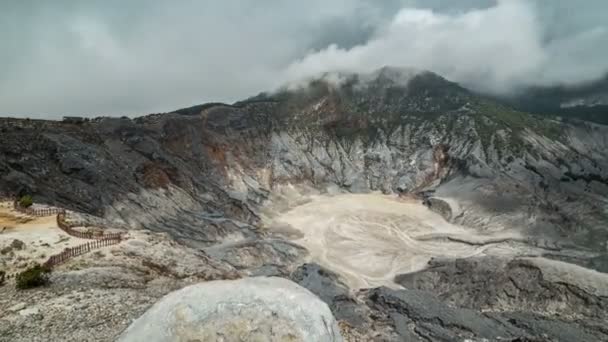 火山口湖唐 Perahu，万隆，印度尼西亚西爪哇省。4 k 游戏中时光倒流-印度尼西亚爪哇，2016 年 6 月. — 图库视频影像