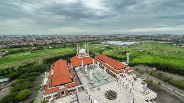 Воздушное движение над мечетью Мечети Агунг Джава Тенга. 4K Timelapse - Ява, Индонезия, июнь 2016 . — стоковое видео