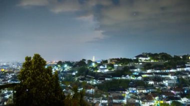 Panoramik gece Semarang City'de. 4 k Timelapse - Java, Endonezya, Haziran 2016.