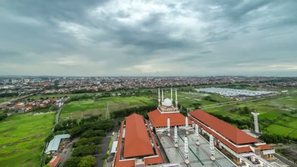 Letecký pohled na mešita Masjid Agung Jawa Tengah. 4 k Timelapse - Jáva, Indonésie, červen 2016. — Stock video