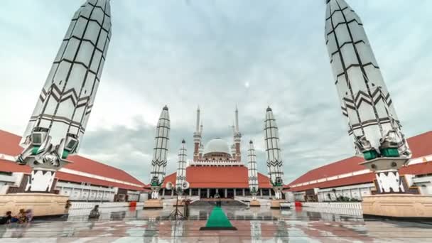 Panoramisch Close-up moskee Agung Jawa Tengah in Semarang. 4 k Timelapse - Java, Indonesië, juni 2016. — Stockvideo