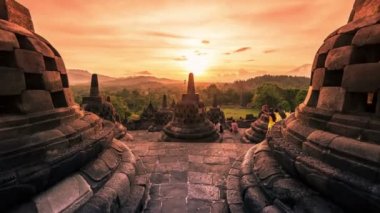 Endonezya Buddist Tapınağı Borobudur şaşırtıcı gün batımında. 4 k Timelapse - Java, Endonezya, Haziran 2016.