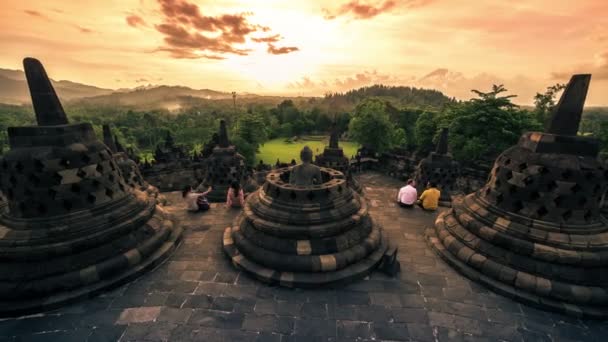 Boeddhabeeld in open stoepa in Borobudur tempel bij zonsondergang in Java, Indonesië. 4 k Timelapse - Java, Indonesië, juni 2016. — Stockvideo