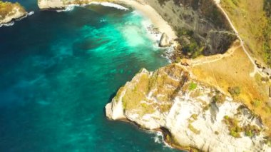 Bali, Endonezya 'da Nusa Penida Adası' nda bir uçurum manzaralı bir ev. Hava görüntüsü 4K