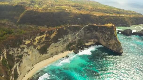 Vista aérea de la playa de Diamond en el fondo de un acantilado, Nusa Penida, Bali, Indonesia. Vista aérea 4K — Vídeos de Stock
