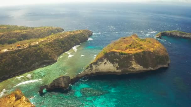 Rock in de oceaan bij Atuh strand op Nusa Penida eiland, Indonesië. Luchtfoto 4K — Stockvideo