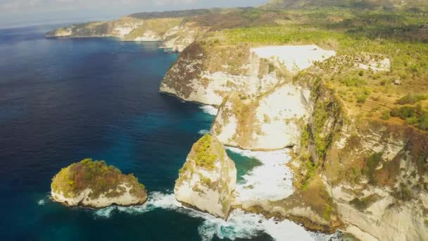 Drone de tirar o fôlego Shot of Thousand Islands at Nusa Penida, Bali Indonésia. Vista aérea 4K — Vídeo de Stock