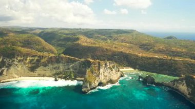 Nusa Penida adasındaki Atuh sahilinde Bali, Endonezya 'da bir uçurum üstü evi var. Hava görüntüsü 4K