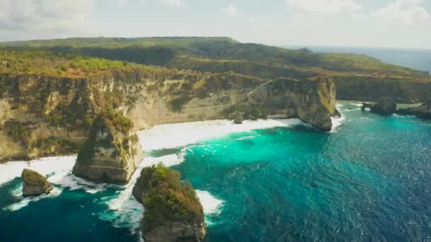 Luchtfoto op Diamond strand op de bodem van een klif, Nusa Penida, Bali, Indonesië. Luchtfoto 4K — Stockvideo