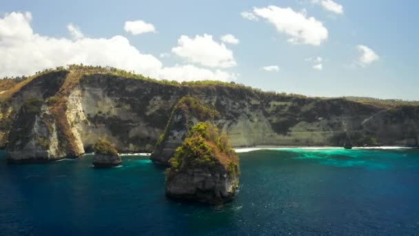 Sziklák és sziklák az óceánban Diamond Beachen a Nusa Penida szigeten, Balin Indonéziában. Légi felvétel 4K — Stock videók