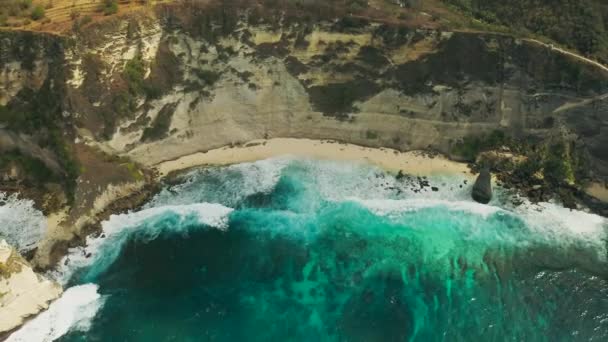 Golven storten neer op Diamond Beach in Nusa Penida eiland, Bali in Indonesië. Luchtfoto 4K — Stockvideo