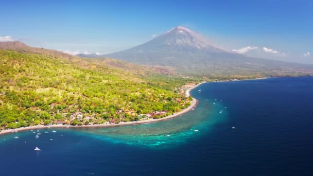 Панорамный вид на залив Джемелук, деревню Амед, вулканические горы Амазонки и лазурное море на индонезийском острове Бали. Вид с воздуха 4K — стоковое видео