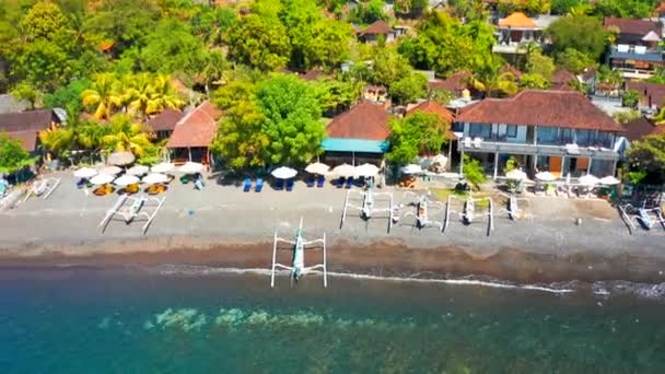 Vista aérea de la bahía de Jemeluk, playa de Amed, Bali, Indonesia — Vídeos de Stock