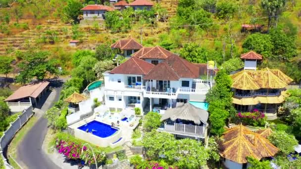 Luxusní tropická vila Aquaterrace se zahradou a bazénem na pláži Amed. BALI, INDONESIA. 15. června 2019 Letecký pohled 4K — Stock video