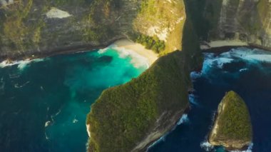 Mavi okyanus manzaralı hava aracı Manta Körfezi 'nde ya da Endonezya' daki Nusa Penida Adası 'ndaki Kelingking Sahili' nde. Hava görüntüsü 4K