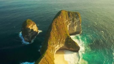Endonezya, Bali 'deki Nusa Penida Adası' ndaki Manta Körfezi veya Kelingking Sahili. Hava görüntüsü 4K
