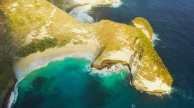 Bali 'deki Nusa Penida Adası' ndaki Manta Körfezi veya Kelingking Sahili. Nusa Penida, Bali 'de ziyaret edilecek en ünlü turistik yerlerden biridir. Hava görüntüsü 4K