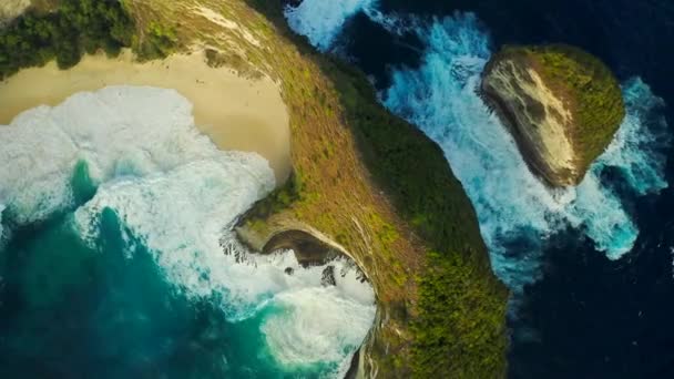 Het beroemde strand en mooi in Nusa Penida genaamd Pantai Kelingking in Bali Indonesië. Luchtfoto 4K — Stockvideo
