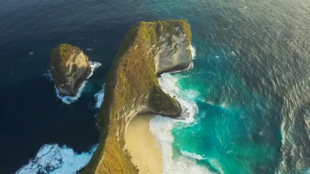 Kelingking strand met blauwe zee bij Nusa Penida eiland, Bali, Indonesië. Luchtfoto 4K — Stockvideo