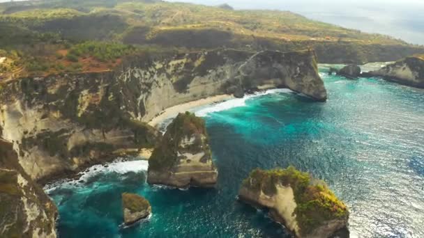 Atemberaubender Drohnenangriff auf tausend Inseln bei Nusa Penida, Bali - Indonesien. Luftbild 4K — Stockvideo