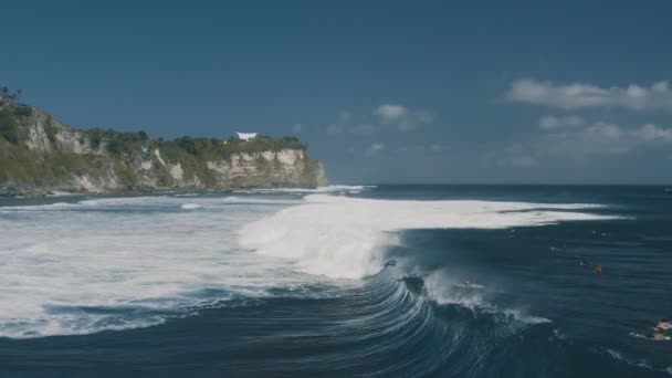 Surfuju na Blue Point Beach. Indický oceán v Uluwatu, Bali, Indonésie. Letecký pohled 4K — Stock video