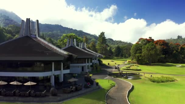 Landskapsutsikt över naturen på Handara Golf Club Resort. Flygvy 4K. BEDUGUL, BALI, INDONESIEN: 15 juli 2019. — Stockvideo
