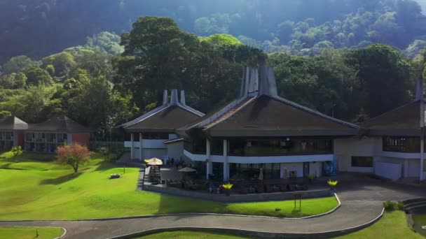 Widok na krajobraz w ośrodku golfowym Handara Golf Club Resort. Widok z lotu 4K. BEDUGUL, BALI, INDONEZJA: 15 lipca 2019 r.. — Wideo stockowe