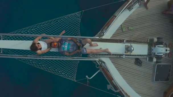 Młoda para zrelaksować się w hamaku na dziobie statku na Morzu Śródziemnym. Widok z lotu ptaka 4K. — Wideo stockowe