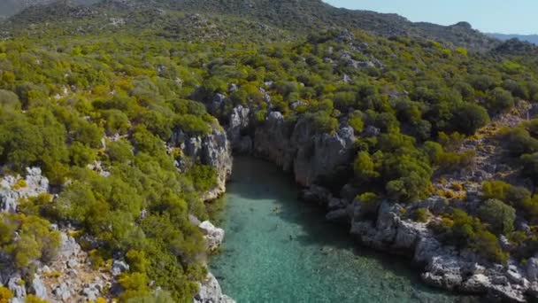 Costa do mar e montanhas. Linda paisagem de verão. Kekova, Kas, Turquia. Vista aérea do drone 4K. — Vídeo de Stock