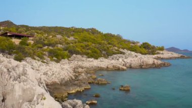 Kekova, Kas, Türkiye 'deki Akdeniz turkuaz denizinde Rocky Coasdt. Hava aracı görüntüsü 4K.