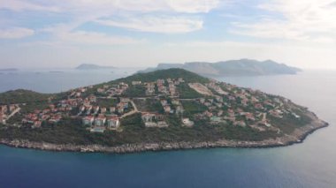 Antalya ilinin Kas ilçesine bağlı villaları ve evleri olan bir ada. Hava görüntüsü 4K.