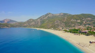 Oludeniz 'in mavi deniz ve sahil manzarası, Fethiye, Türkiye. Hava görüntüsü 4K.
