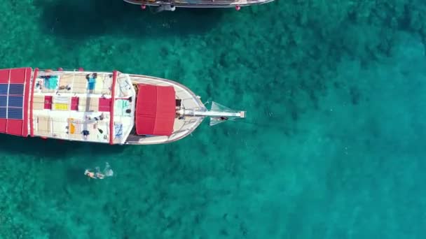 Flicka i bikkini ligger hängmatta på bågen av en yacht mot bakgrund av havet. Flygvy 4K. — Stockvideo