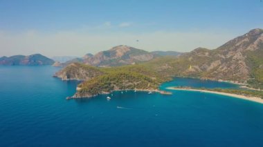 Gökyüzü manzaralı Oludeniz lagünü ve deniz manzaralı Türkiye plajı. Hava görüntüsü 4K.
