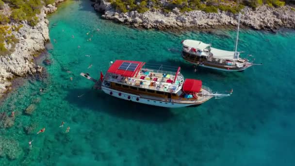 Akdeniz 'deki hava manzaralı turist tekneleri. Kekova adasındaki antik batık Lycian sualtı şehri kıyıları boyunca bir gezinti.. — Stok video