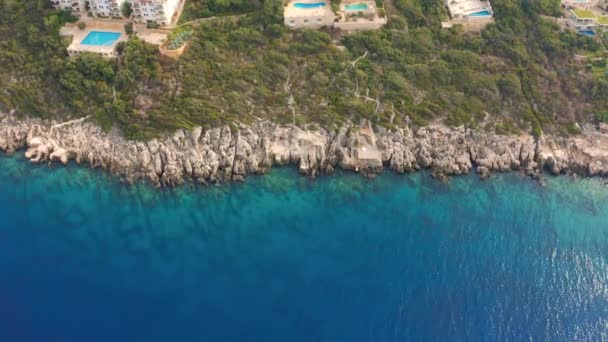 Costa Isla con villas y casas en la ciudad de Kas de Antalya, Turquía. Vista aérea 4K. — Vídeo de stock