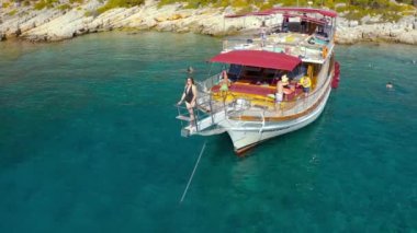 Akdeniz 'de turistli eski bir turist gemisi. Kekova, Kas, Türkiye 20 Ekim 2020. Hava görüntüsü 4K.