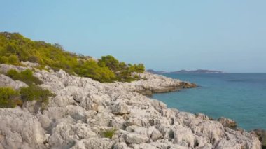 Kekova, Kas, Türkiye 'deki Akdeniz turkuaz denizinde Rocky Coasdt. Hava aracı görüntüsü 4K.