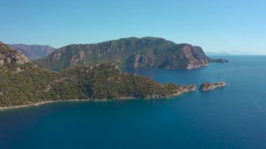 Mugla ilinin Icmeler ilçesinin Ege kıyısındaki dağların manzarası. Hava görüntüsü 4K.